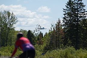 Un cycliste et Air Force One, près d’atterrir