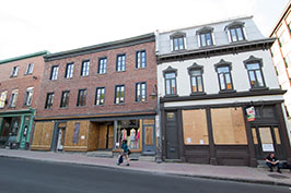 Commerces barricadés sur la rue Saint-Jean à Québec