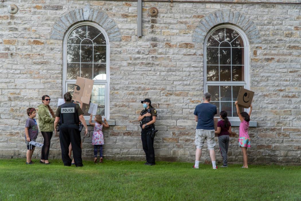 Crédit photo - Adèle Surprenant Des agent·e·s de la Sûreté du Québec sont sollicité·e·s par la Mairie pour superviser la manifestation, le 2 août 2021. (Adèle Surprenant)