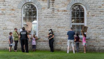 Des agent·e·s de la Sûreté du Québec sont sollicité·e·s par la Mairie pour superviser la manifestation, le 2 août 2021. (Adèle Surprenant)